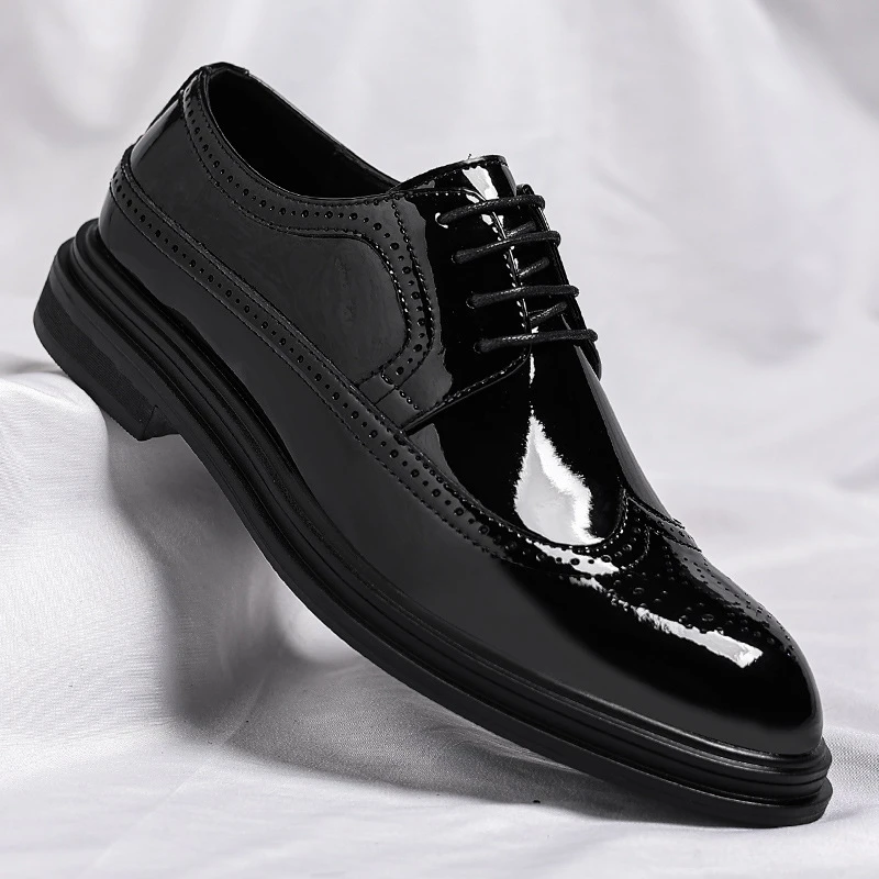 Glossy Patent Leather Brogue Perforated Carved Formal Dress Shoes Lace Up Fashion Young Men Groom Wedding Party Leather Shoes